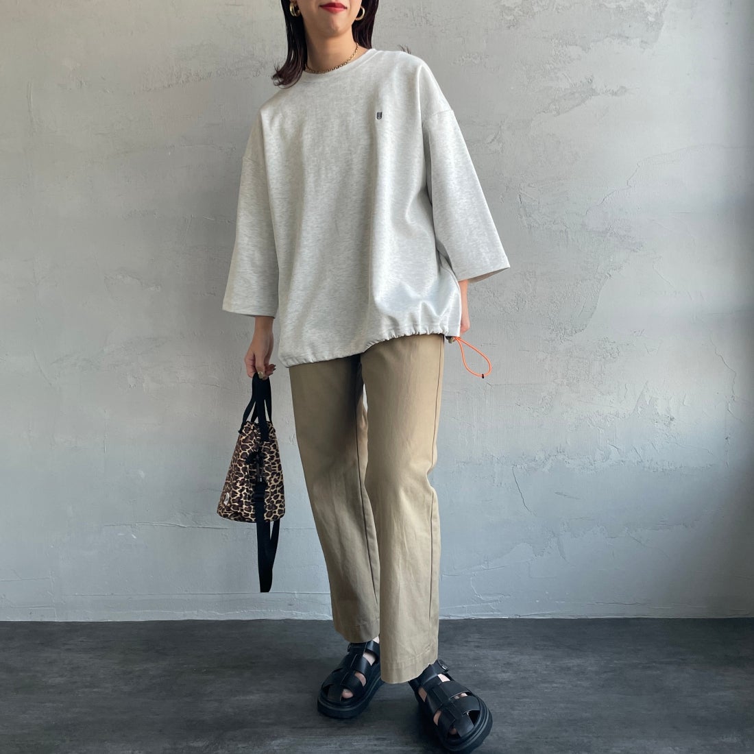 UNIVERSAL OVERALL [ユニバーサルオーバーオール] 別注 7分袖ドローコード付きポンチTシャツ [U2611280IN-JF] ASH &&モデル身長：163cm 着用サイズ：S&&
