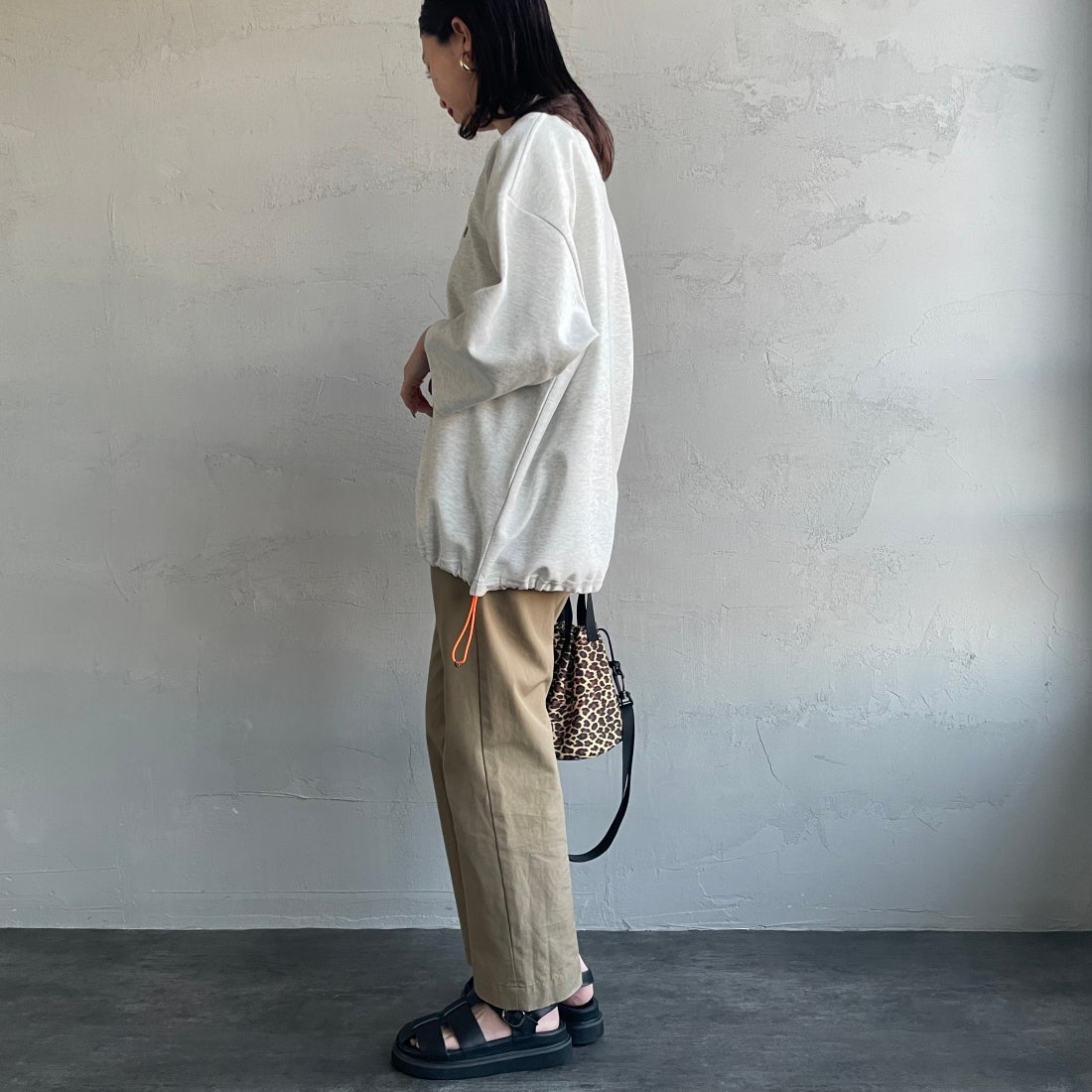 UNIVERSAL OVERALL [ユニバーサルオーバーオール] 別注 7分袖ドローコード付きポンチTシャツ [U2611280IN-JF] ASH &&モデル身長：163cm 着用サイズ：S&&