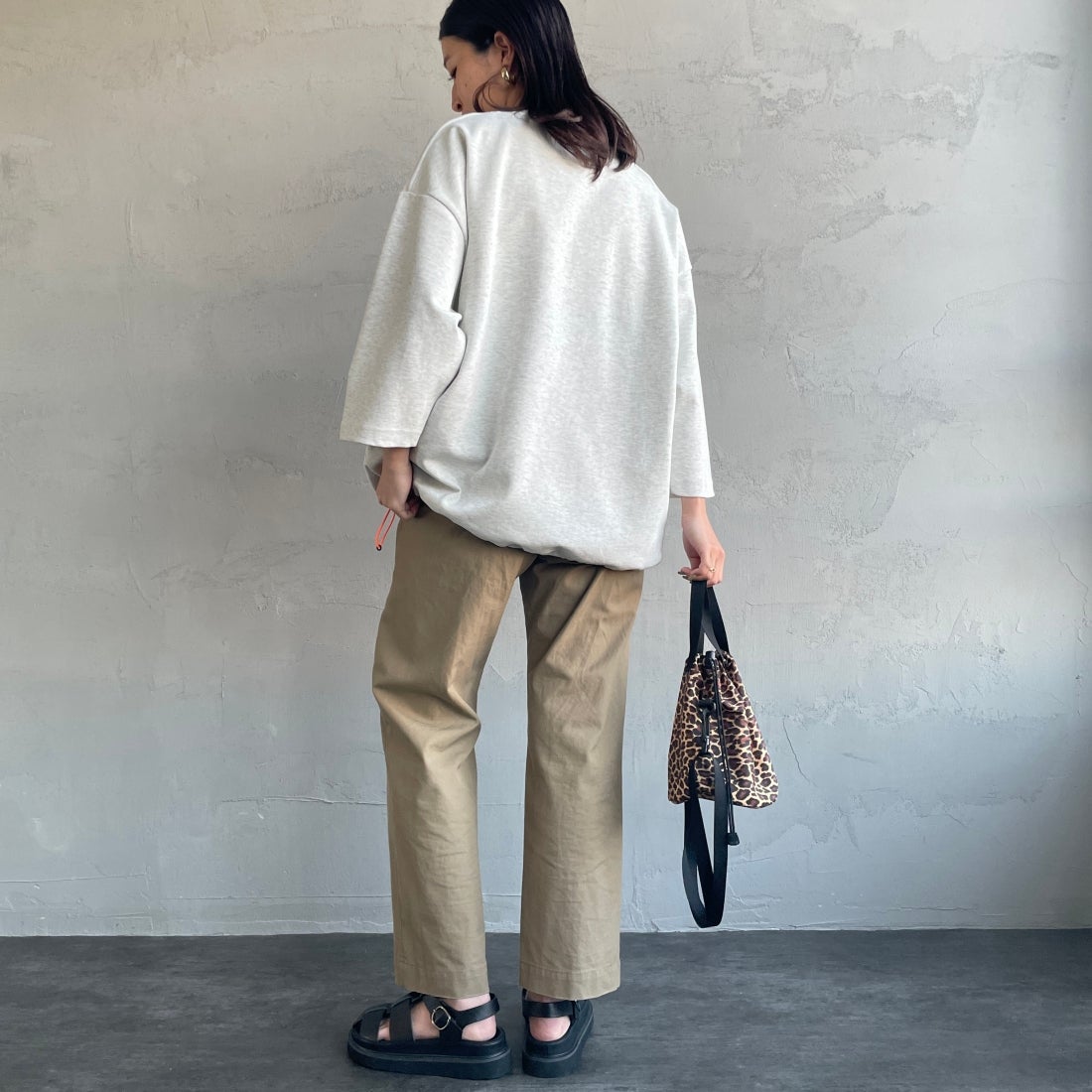 UNIVERSAL OVERALL [ユニバーサルオーバーオール] 別注 7分袖ドローコード付きポンチTシャツ [U2611280IN-JF] ASH &&モデル身長：163cm 着用サイズ：S&&