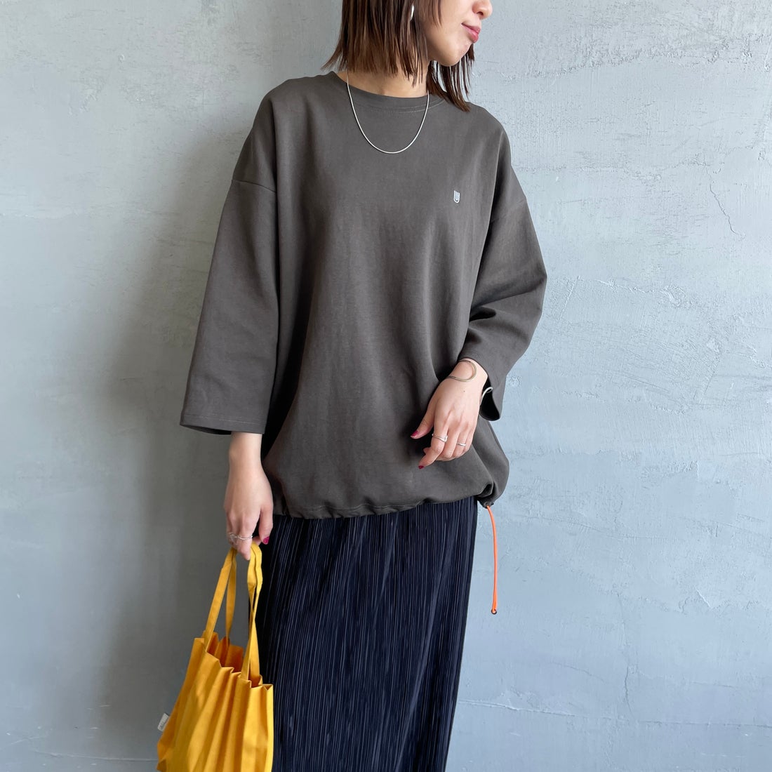 UNIVERSAL OVERALL [ユニバーサルオーバーオール] 別注 7分袖ドローコード付きポンチTシャツ [U2611280IN-JF] CHR BROWN &&モデル身長：159cm 着用サイズ：S&&