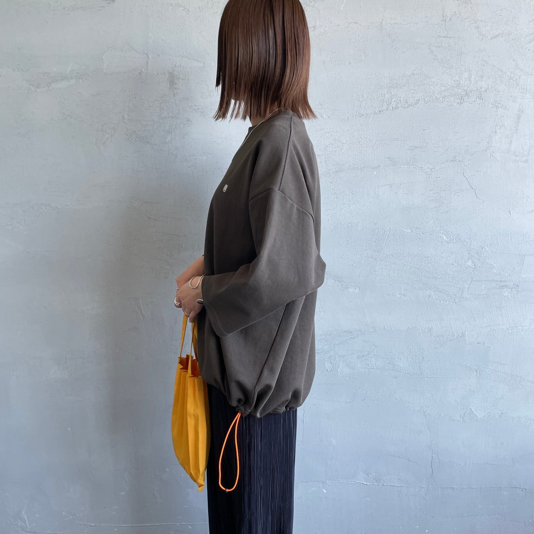 UNIVERSAL OVERALL [ユニバーサルオーバーオール] 別注 7分袖ドローコード付きポンチTシャツ [U2611280IN-JF] CHR BROWN &&モデル身長：159cm 着用サイズ：S&&