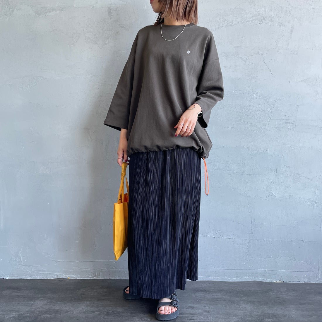 UNIVERSAL OVERALL [ユニバーサルオーバーオール] 別注 7分袖ドローコード付きポンチTシャツ [U2611280IN-JF] CHR BROWN &&モデル身長：159cm 着用サイズ：S&&