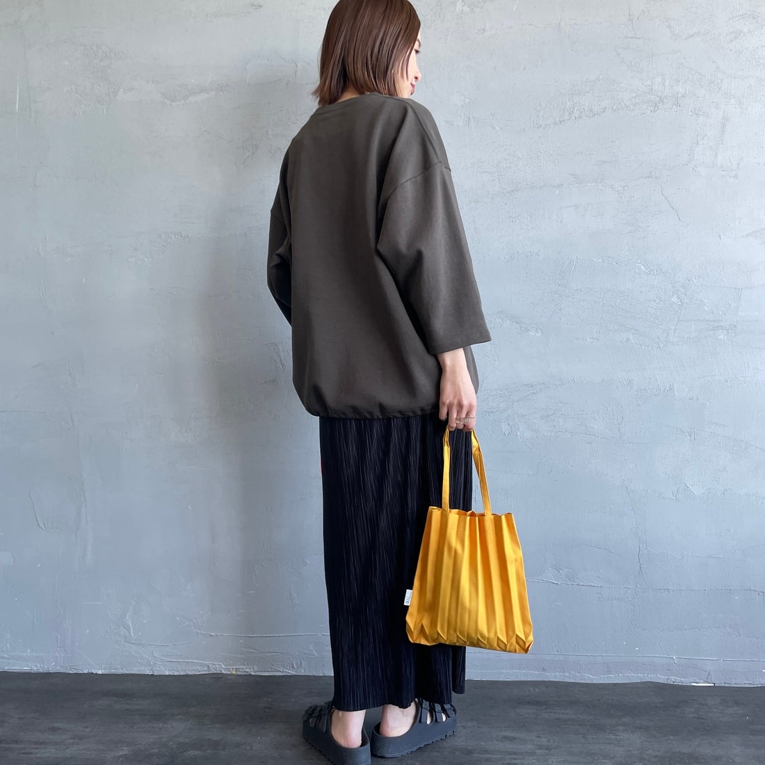 UNIVERSAL OVERALL [ユニバーサルオーバーオール] 別注 7分袖ドローコード付きポンチTシャツ [U2611280IN-JF] CHR BROWN &&モデル身長：159cm 着用サイズ：S&&