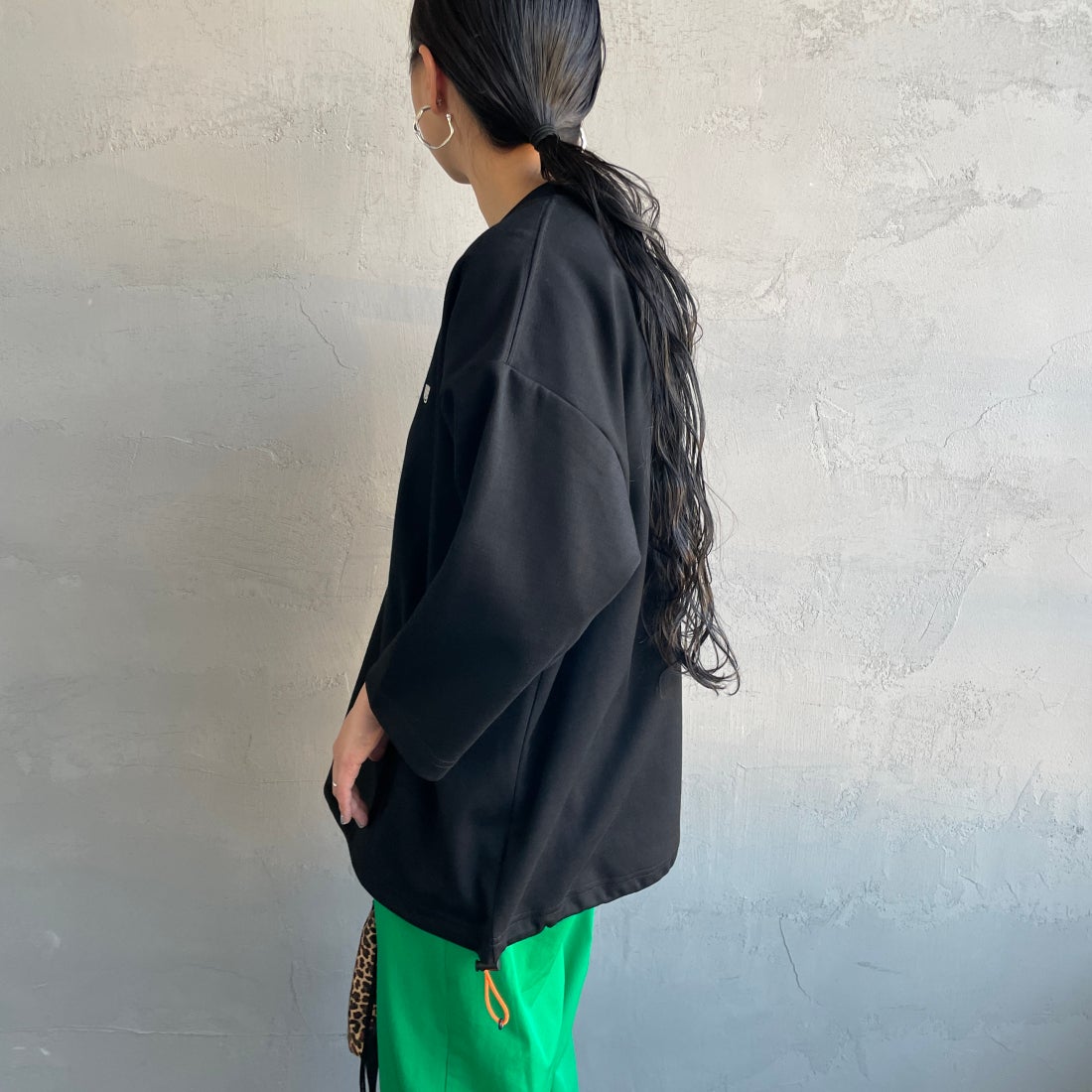 UNIVERSAL OVERALL [ユニバーサルオーバーオール] 別注 7分袖ドローコード付きポンチTシャツ [U2611280IN-JF] BLACK &&モデル身長：156cm 着用サイズ：S&&