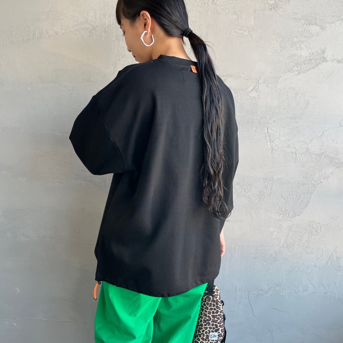 UNIVERSAL OVERALL [ユニバーサルオーバーオール] 別注 7分袖ドローコード付きポンチTシャツ [U2611280IN-JF] BLACK &&モデル身長：156cm 着用サイズ：S&&