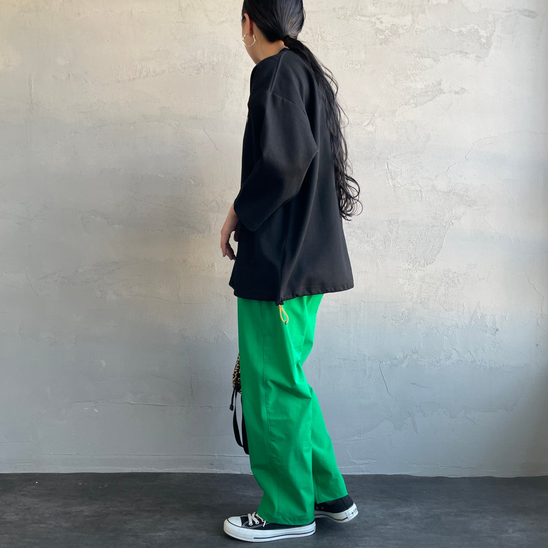 UNIVERSAL OVERALL [ユニバーサルオーバーオール] 別注 7分袖ドローコード付きポンチTシャツ [U2611280IN-JF] BLACK &&モデル身長：156cm 着用サイズ：S&&
