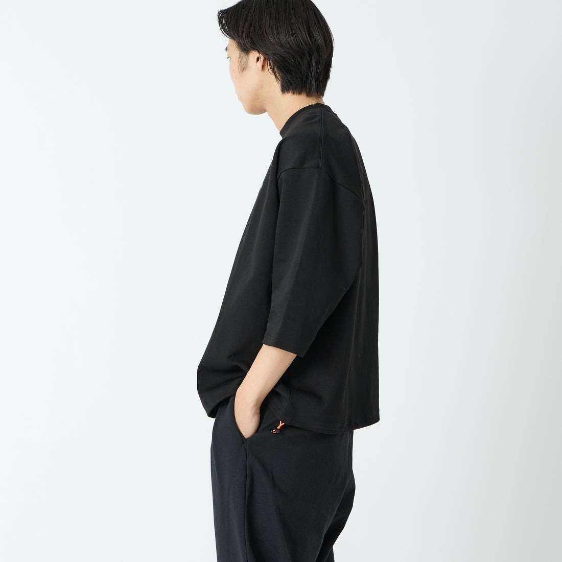 UNIVERSAL OVERALL [ユニバーサルオーバーオール] 別注 7分袖ドローコード付きポンチTシャツ [U2611280IN-JF] BLACK &&モデル身長：179cm 着用サイズ：L&&