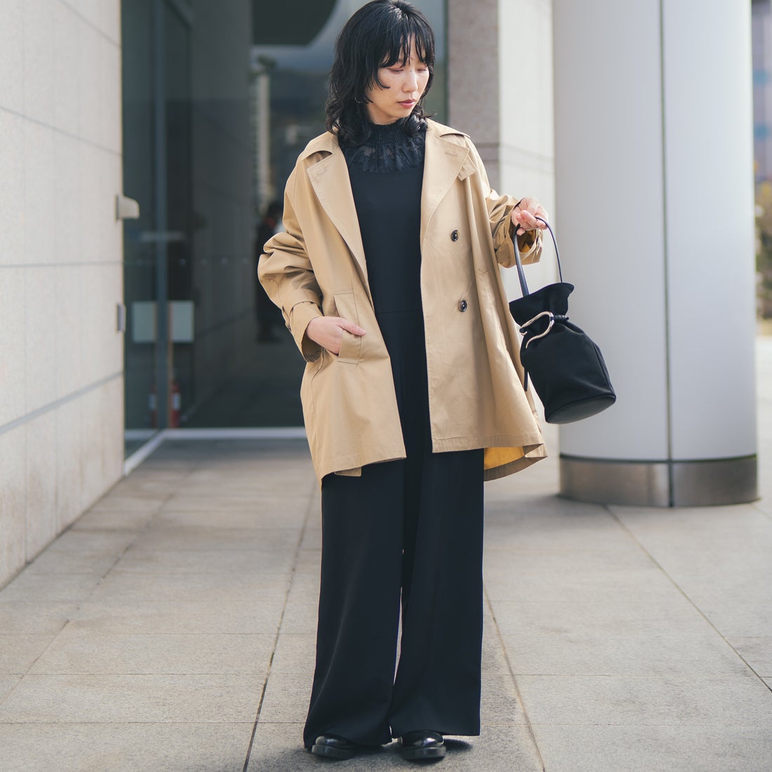 Jeans Factory Clothes [ジーンズファクトリークローズ] ミドル丈Aライントレンチコート [IN2-CT-6] 12 BEIGE &&モデル身長：158cm 着用サイズ：F&&