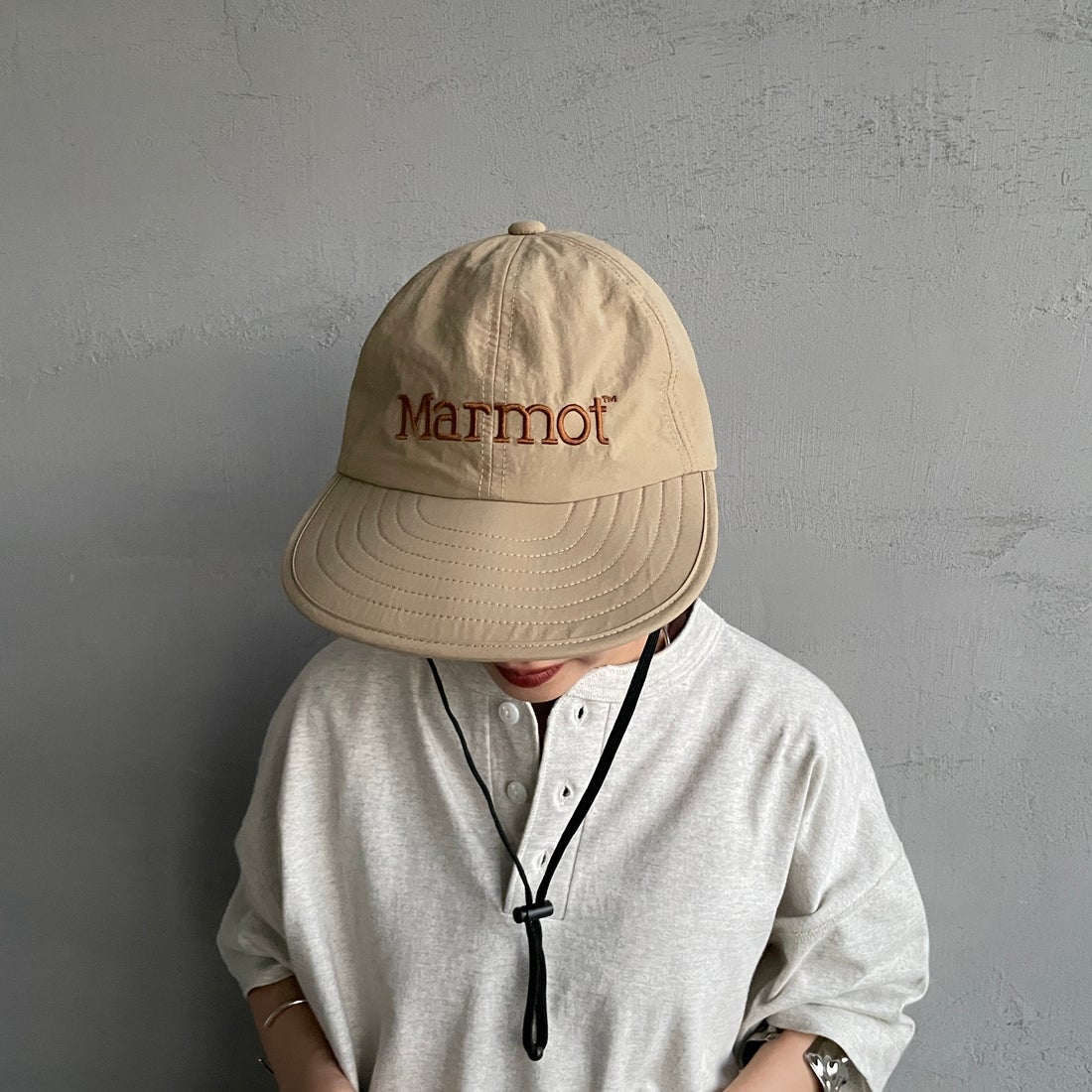 Marmot [マーモット] 別注 ブランドロゴ ロングビルキャップ [MTSS26UHG342IN-JF] LT.BEIGE