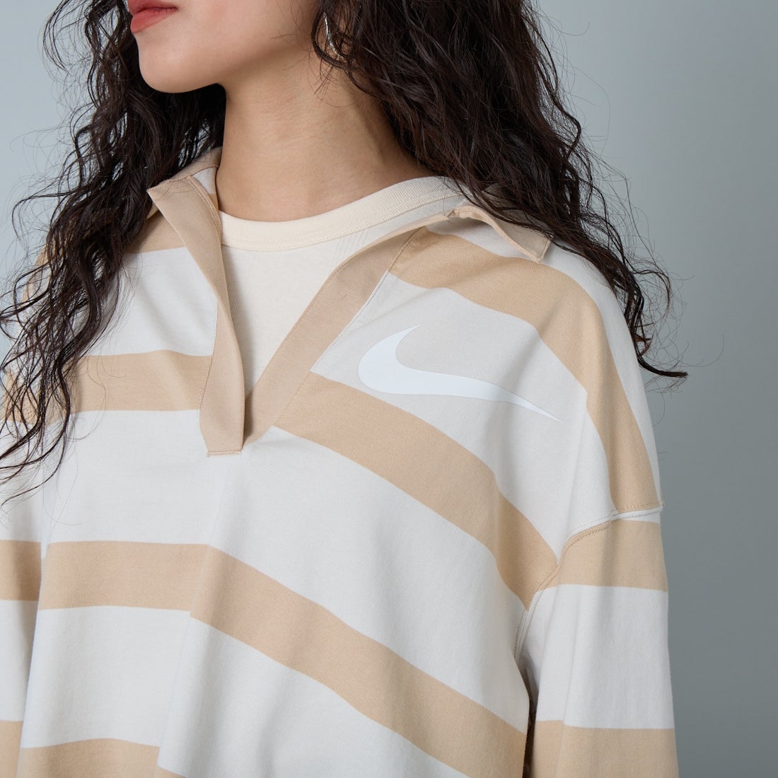 NIKE [ナイキ] ウィメンズ オーバーサイズドトップス [IQ0441] 72 L.BONE &&モデル身長：162cm 着用サイズ：M&&