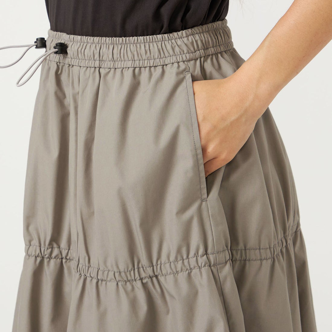 THE NORTH FACE PURPLE LABEL [ザ ノースフェイス パープルレーベル] フィールドティアードスカート [N26SE057] H GRAY &&モデル身長：165cm 着用サイズ：WS&&