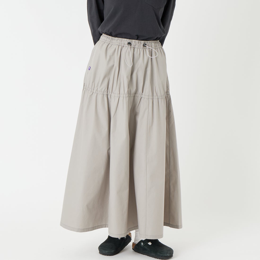 THE NORTH FACE PURPLE LABEL [ザ ノースフェイス パープルレーベル] フィールドティアードスカート [N26SE057] H GRAY &&モデル身長：162cm 着用サイズ：WS&&