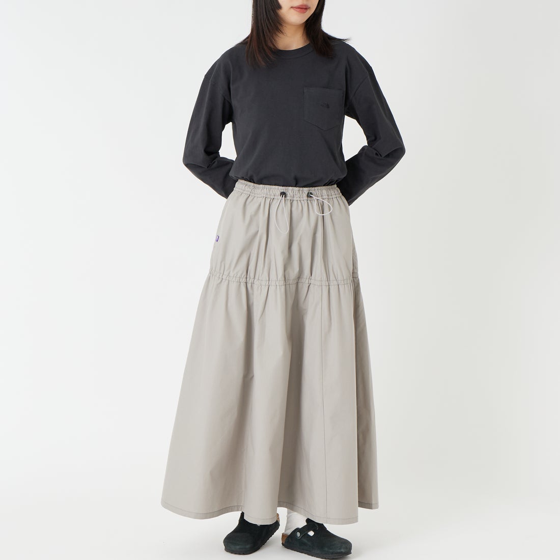 THE NORTH FACE PURPLE LABEL [ザ ノースフェイス パープルレーベル] フィールドティアードスカート [N26SE057] H GRAY &&モデル身長：162cm 着用サイズ：WS&&