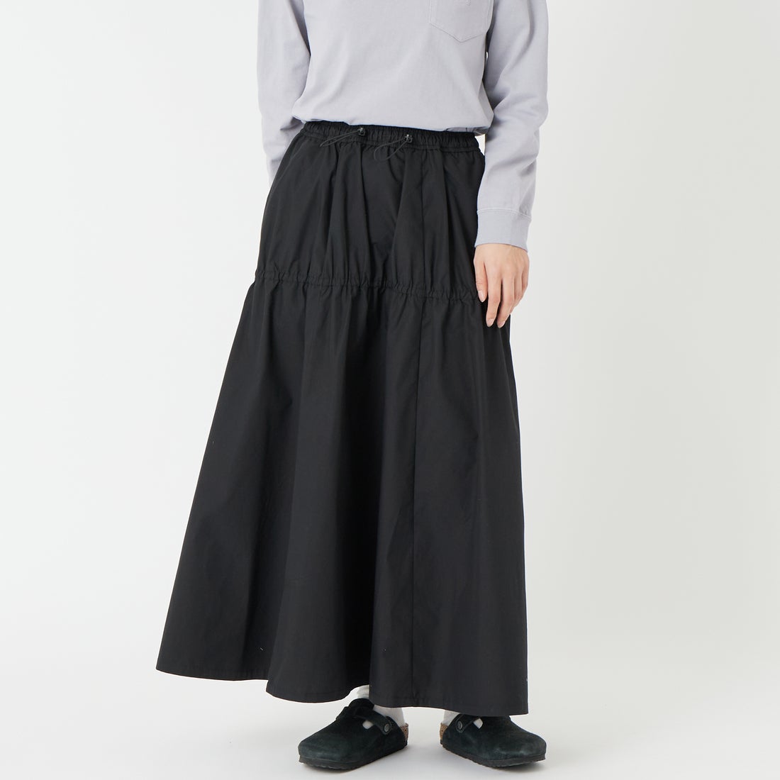 THE NORTH FACE PURPLE LABEL [ザ ノースフェイス パープルレーベル] フィールドティアードスカート [N26SE057] K BLACK &&モデル身長：162cm 着用サイズ：WS&&