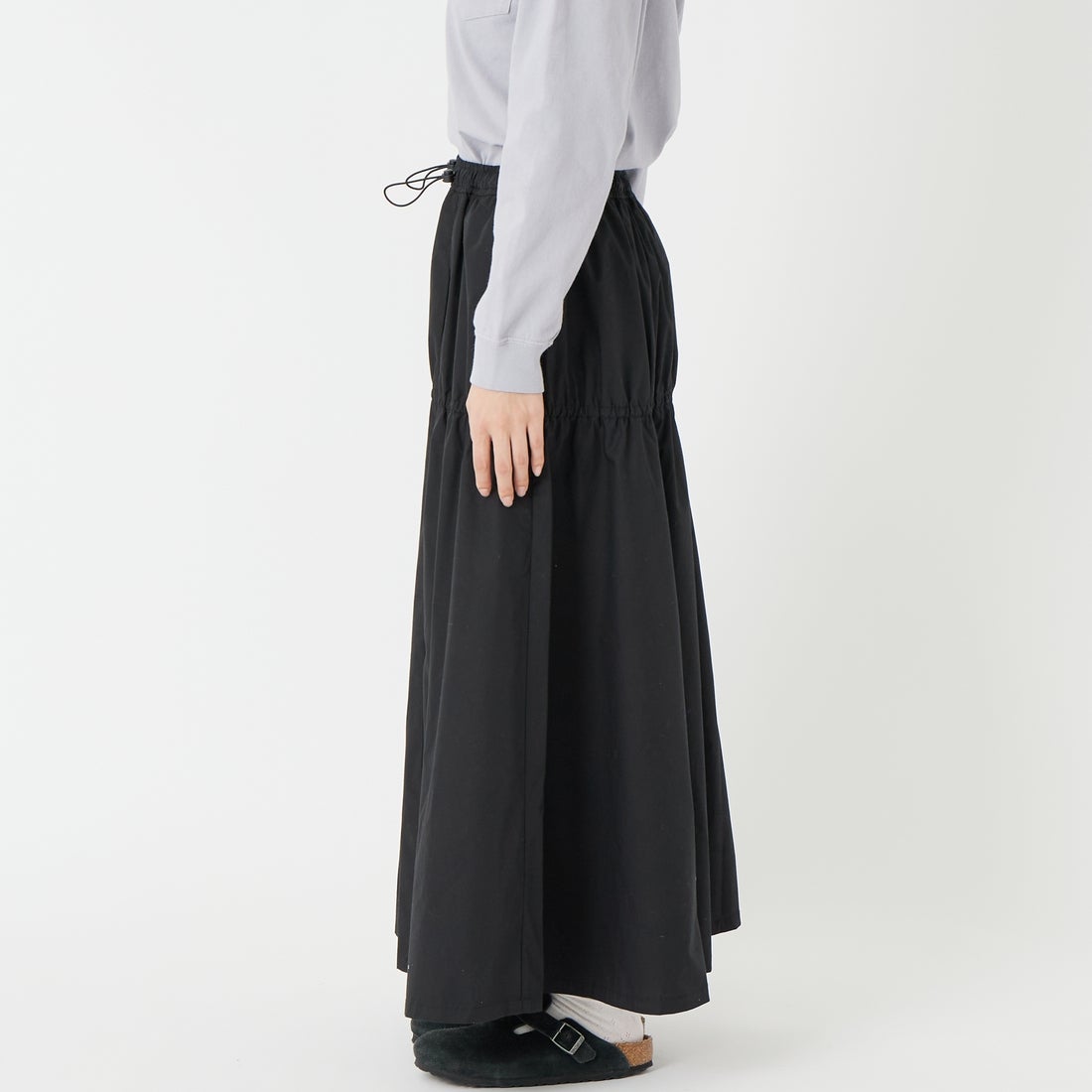 THE NORTH FACE PURPLE LABEL [ザ ノースフェイス パープルレーベル] フィールドティアードスカート [N26SE057] K BLACK &&モデル身長：162cm 着用サイズ：WS&&