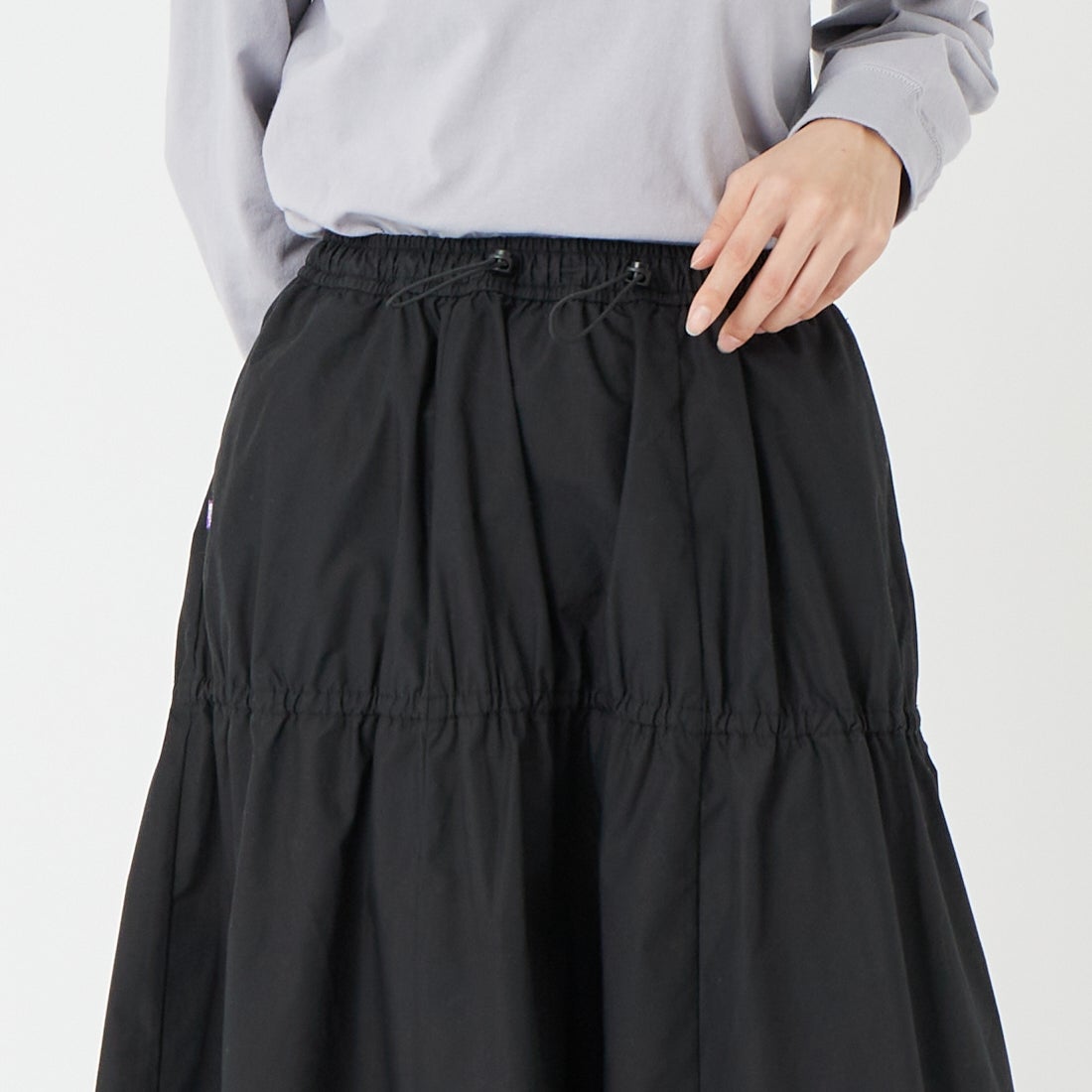 THE NORTH FACE PURPLE LABEL [ザ ノースフェイス パープルレーベル] フィールドティアードスカート [N26SE057] K BLACK &&モデル身長：162cm 着用サイズ：WS&&