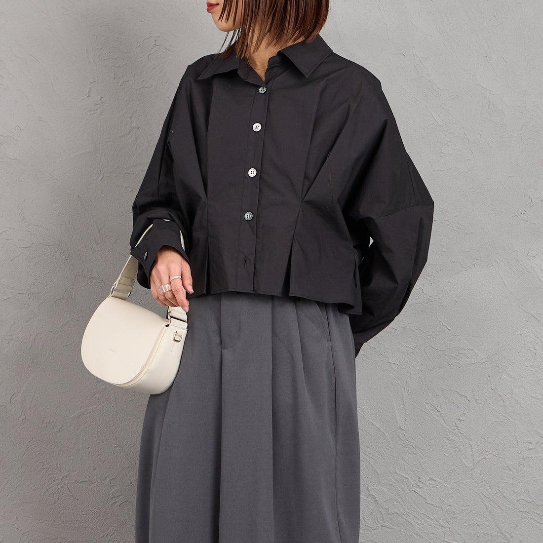 mizuiro ind [ミズイロインド] コクーンショートシャツ [1-230164] 99 BLACK &&モデル身長：159cm 着用サイズ：F&&