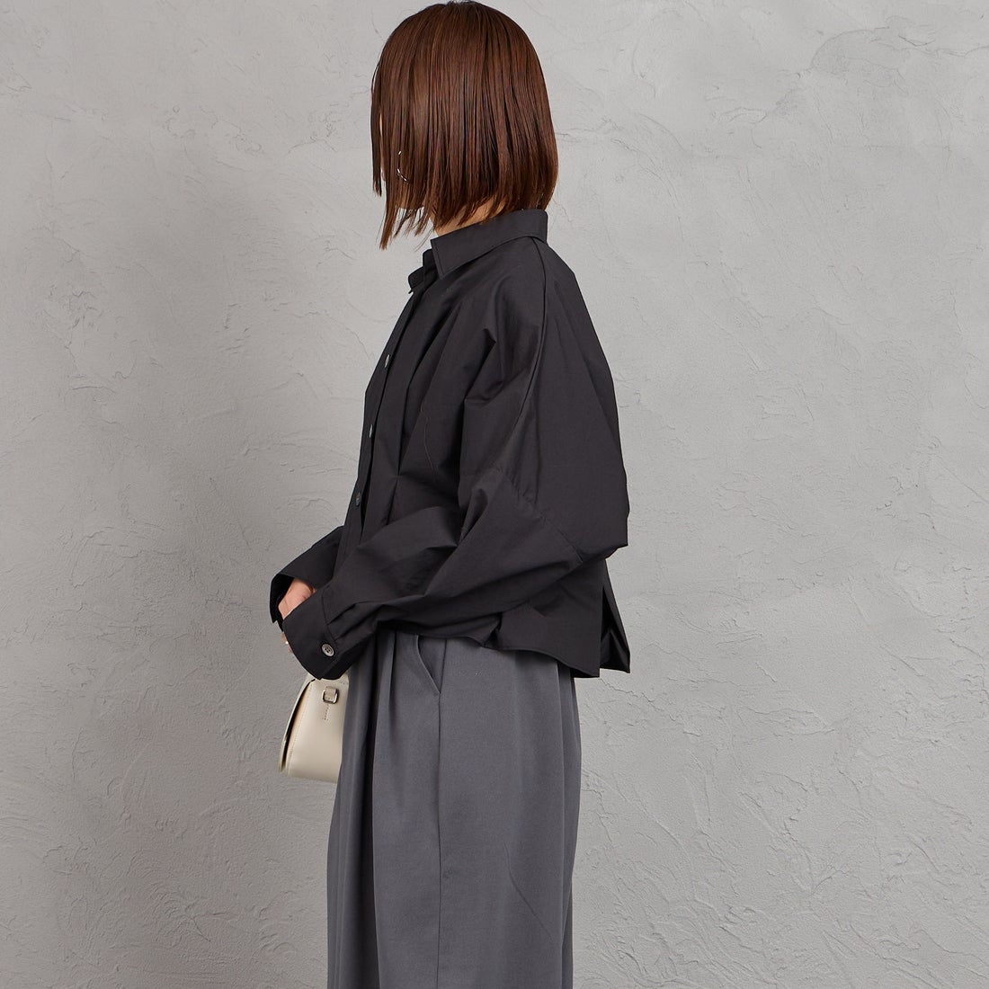 mizuiro ind [ミズイロインド] コクーンショートシャツ [1-230164] 99 BLACK &&モデル身長：159cm 着用サイズ：F&&