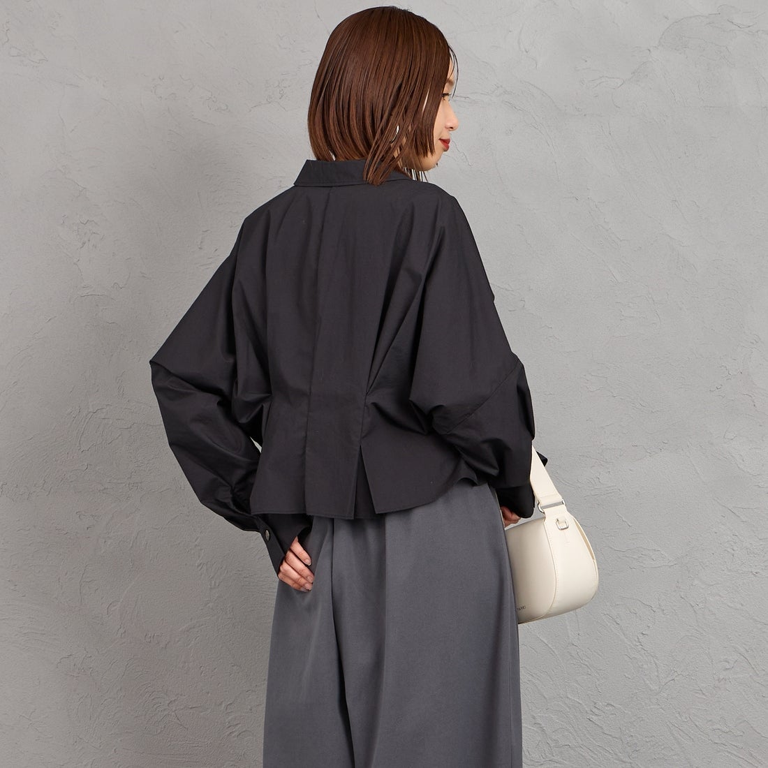 mizuiro ind [ミズイロインド] コクーンショートシャツ [1-230164] 99 BLACK &&モデル身長：159cm 着用サイズ：F&&