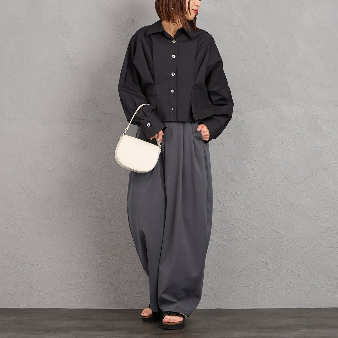 mizuiro ind [ミズイロインド] コクーンショートシャツ [1-230164] 99 BLACK &&モデル身長：159cm 着用サイズ：F&&