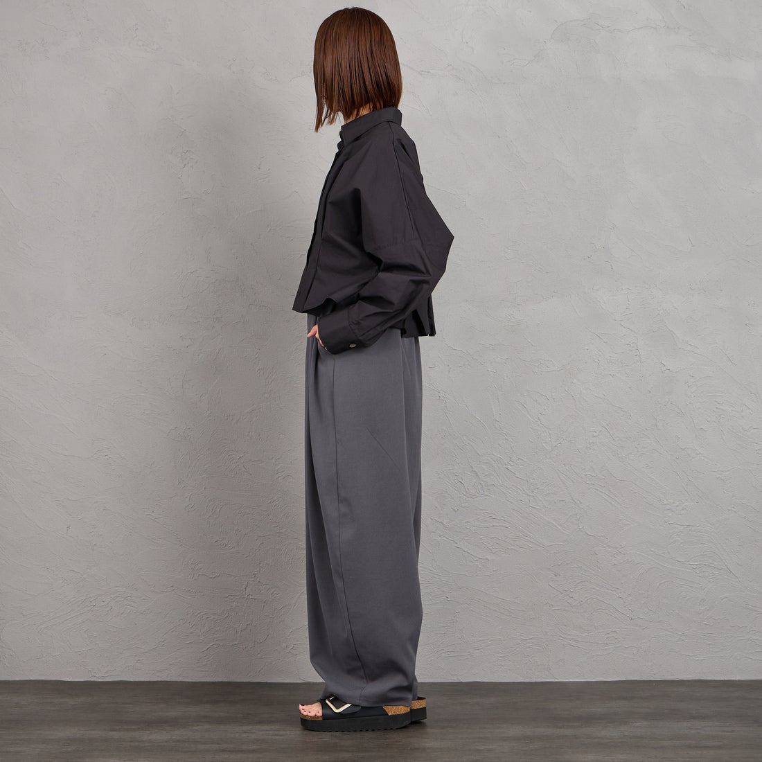 mizuiro ind [ミズイロインド] コクーンショートシャツ [1-230164] 99 BLACK &&モデル身長：159cm 着用サイズ：F&&