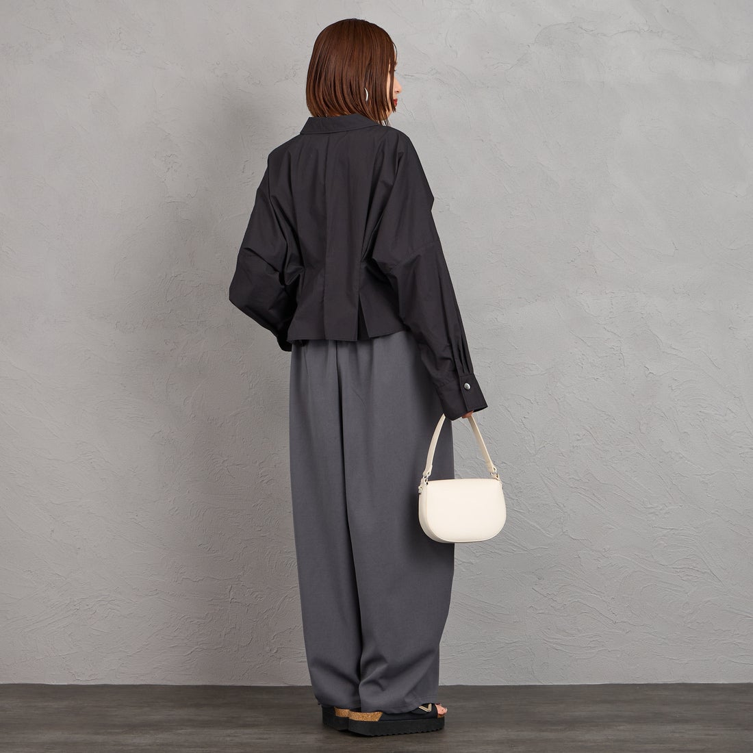 mizuiro ind [ミズイロインド] コクーンショートシャツ [1-230164] 99 BLACK &&モデル身長：159cm 着用サイズ：F&&