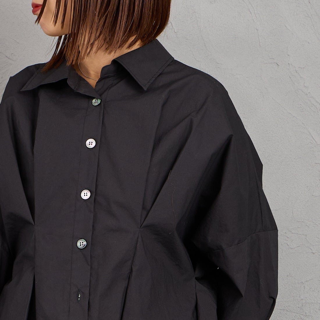 mizuiro ind [ミズイロインド] コクーンショートシャツ [1-230164] 99 BLACK &&モデル身長：159cm 着用サイズ：F&&