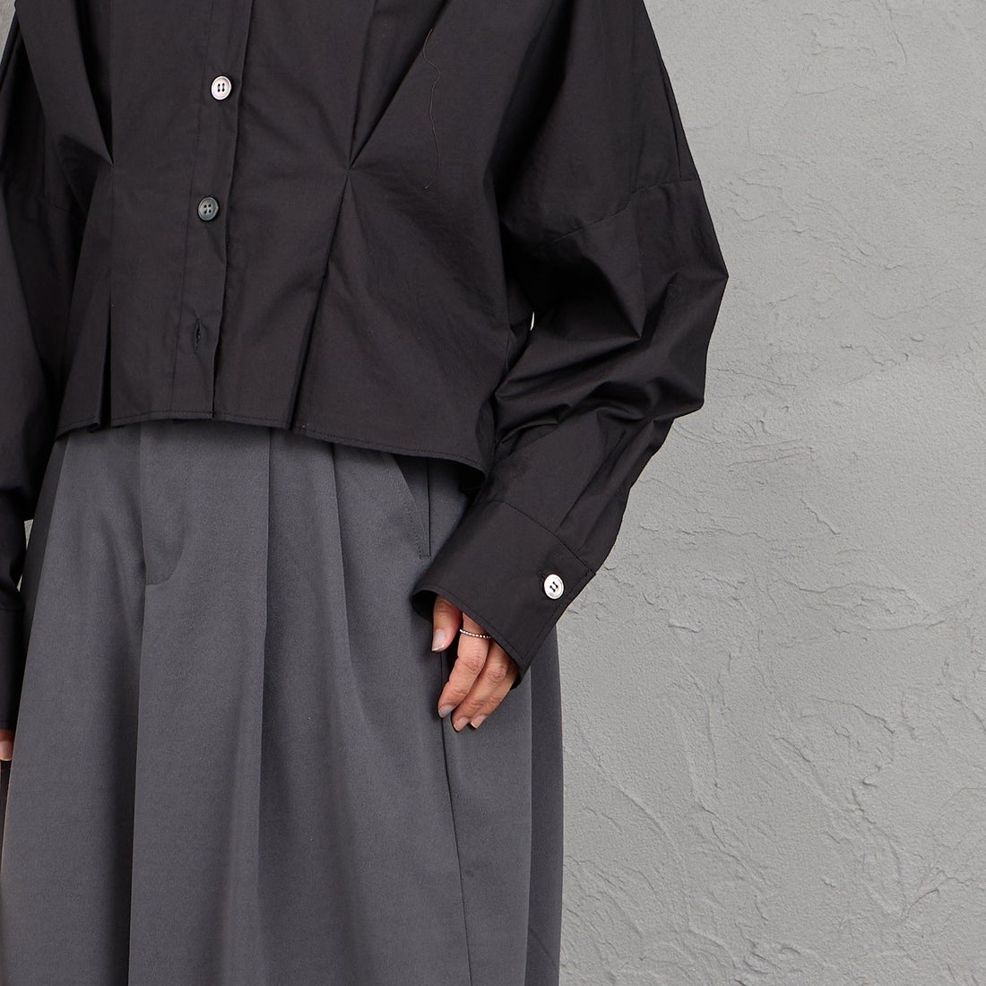 mizuiro ind [ミズイロインド] コクーンショートシャツ [1-230164] 99 BLACK &&モデル身長：159cm 着用サイズ：F&&