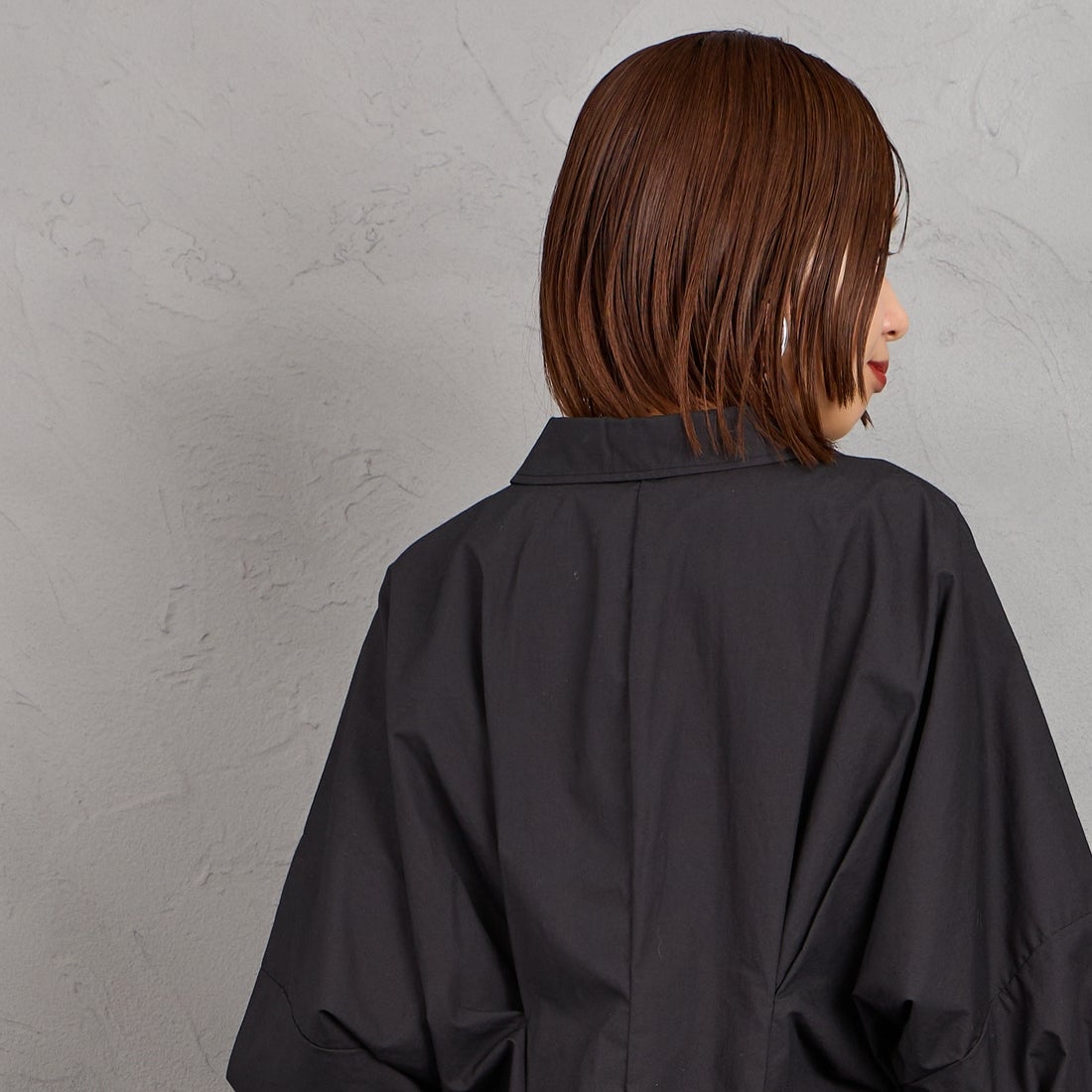 mizuiro ind [ミズイロインド] コクーンショートシャツ [1-230164] 99 BLACK &&モデル身長：159cm 着用サイズ：F&&