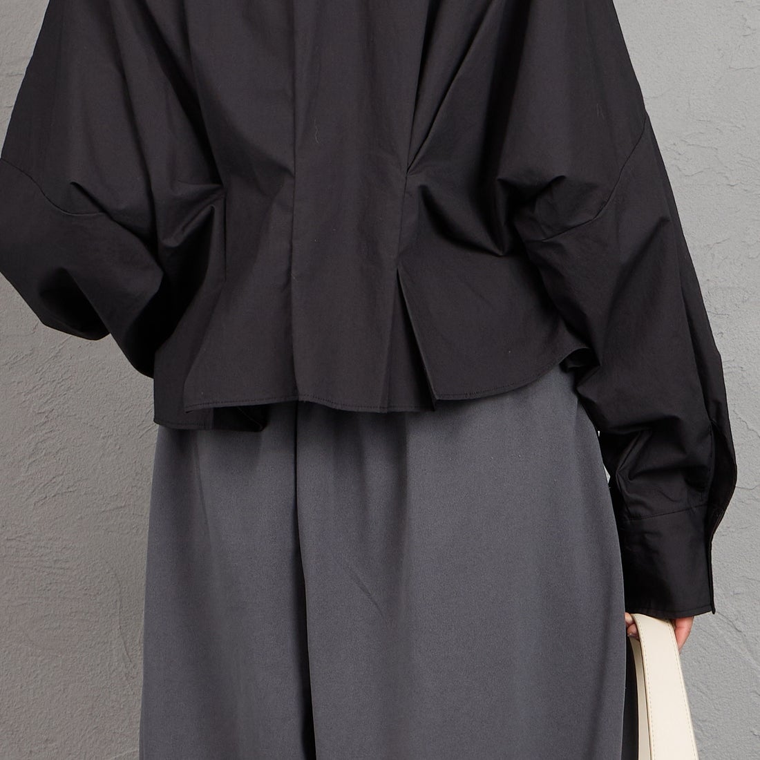 mizuiro ind [ミズイロインド] コクーンショートシャツ [1-230164] 99 BLACK &&モデル身長：159cm 着用サイズ：F&&