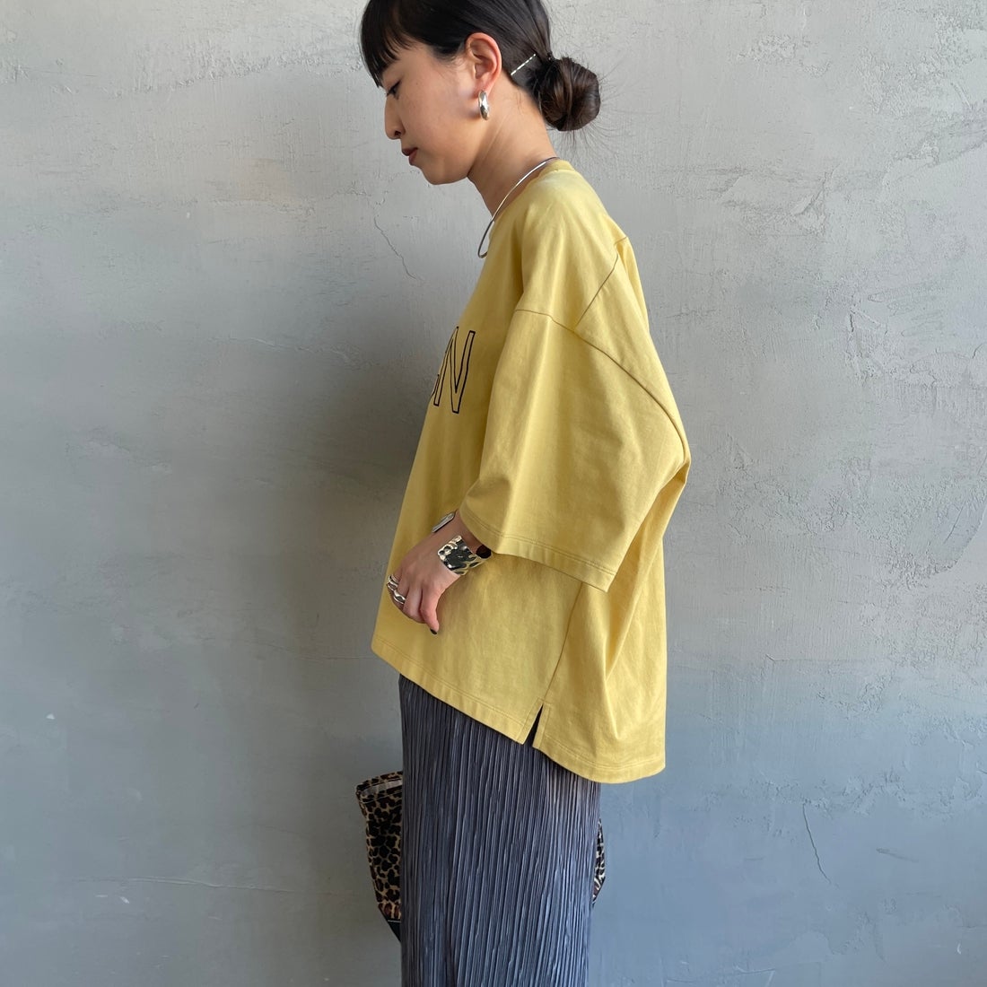 Americana × JEANS FACTORY [アメリカーナ × ジーンズファクトリー] 別注 AMRCN ショート丈フロッキープリントTシャツ [ASO-M-851-1-JF] ｲｴﾛｰ &&モデル身長：150cm 着用サイズ：ONE SIZE&&