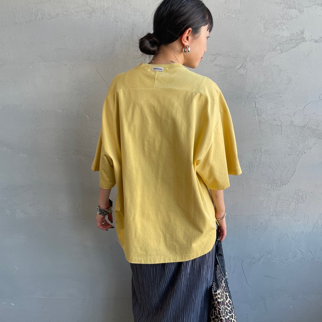 Americana × JEANS FACTORY [アメリカーナ × ジーンズファクトリー] 別注 AMRCN ショート丈フロッキープリントTシャツ [ASO-M-851-1-JF] ｲｴﾛｰ &&モデル身長：150cm 着用サイズ：ONE SIZE&&