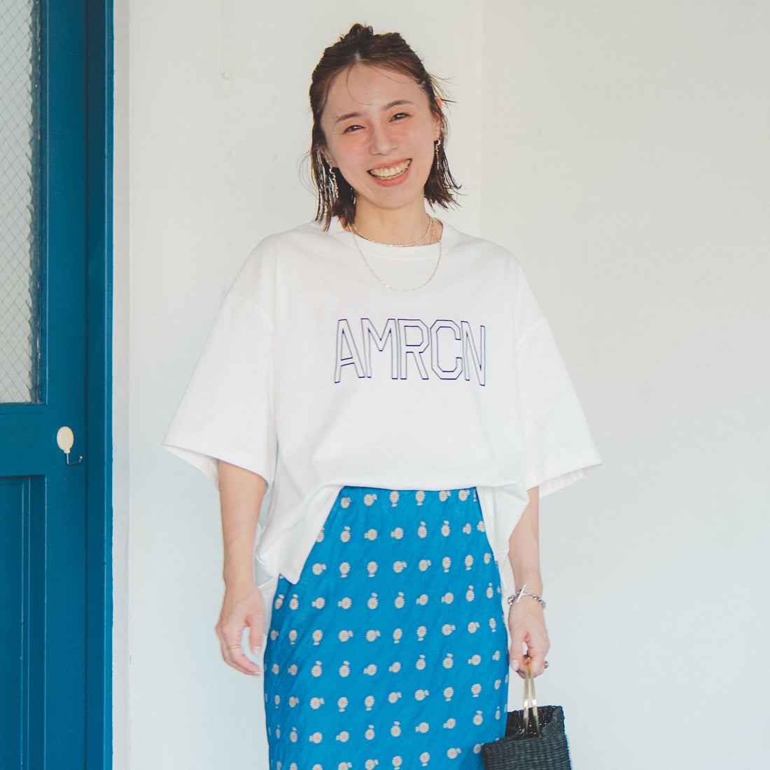 Americana × JEANS FACTORY [アメリカーナ × ジーンズファクトリー] 別注 AMRCN ショート丈フロッキープリントTシャツ [ASO-M-851-1-JF] ｵﾌﾎﾜｲﾄ &&モデル身長：153cm 着用サイズ：ONE SIZE&&