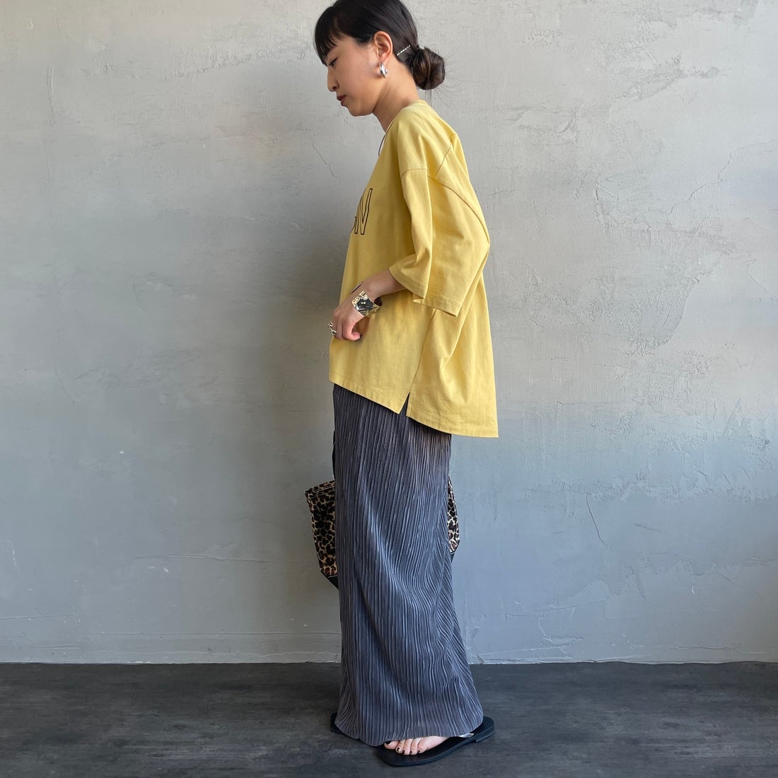 Americana × JEANS FACTORY [アメリカーナ × ジーンズファクトリー] 別注 AMRCN ショート丈フロッキープリントTシャツ [ASO-M-851-1-JF] ｲｴﾛｰ &&モデル身長：150cm 着用サイズ：ONE SIZE&&