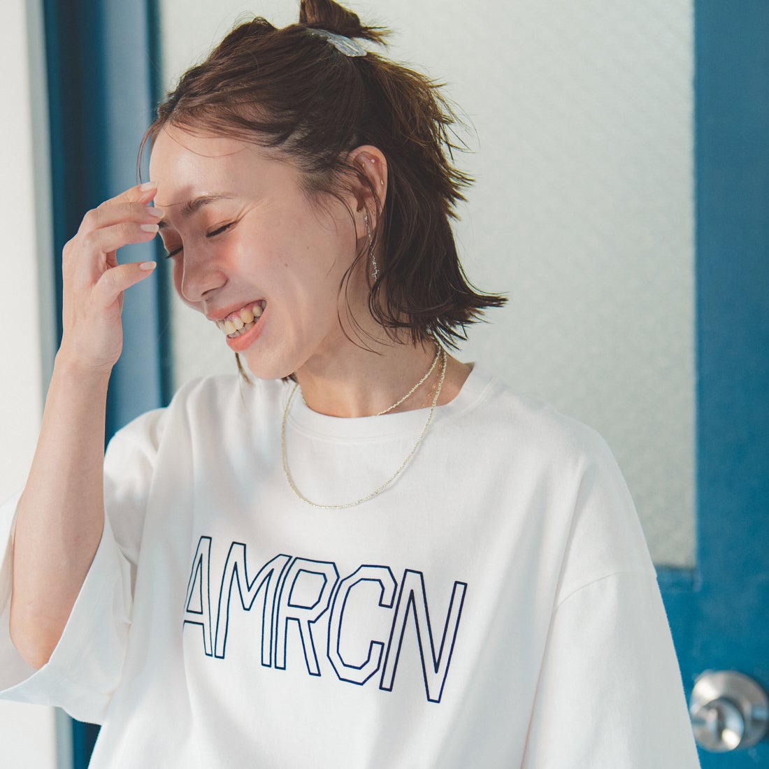 Americana × JEANS FACTORY [アメリカーナ × ジーンズファクトリー] 別注 AMRCN ショート丈フロッキープリントTシャツ [ASO-M-851-1-JF] ｵﾌﾎﾜｲﾄ &&モデル身長：153cm 着用サイズ：ONE SIZE&&