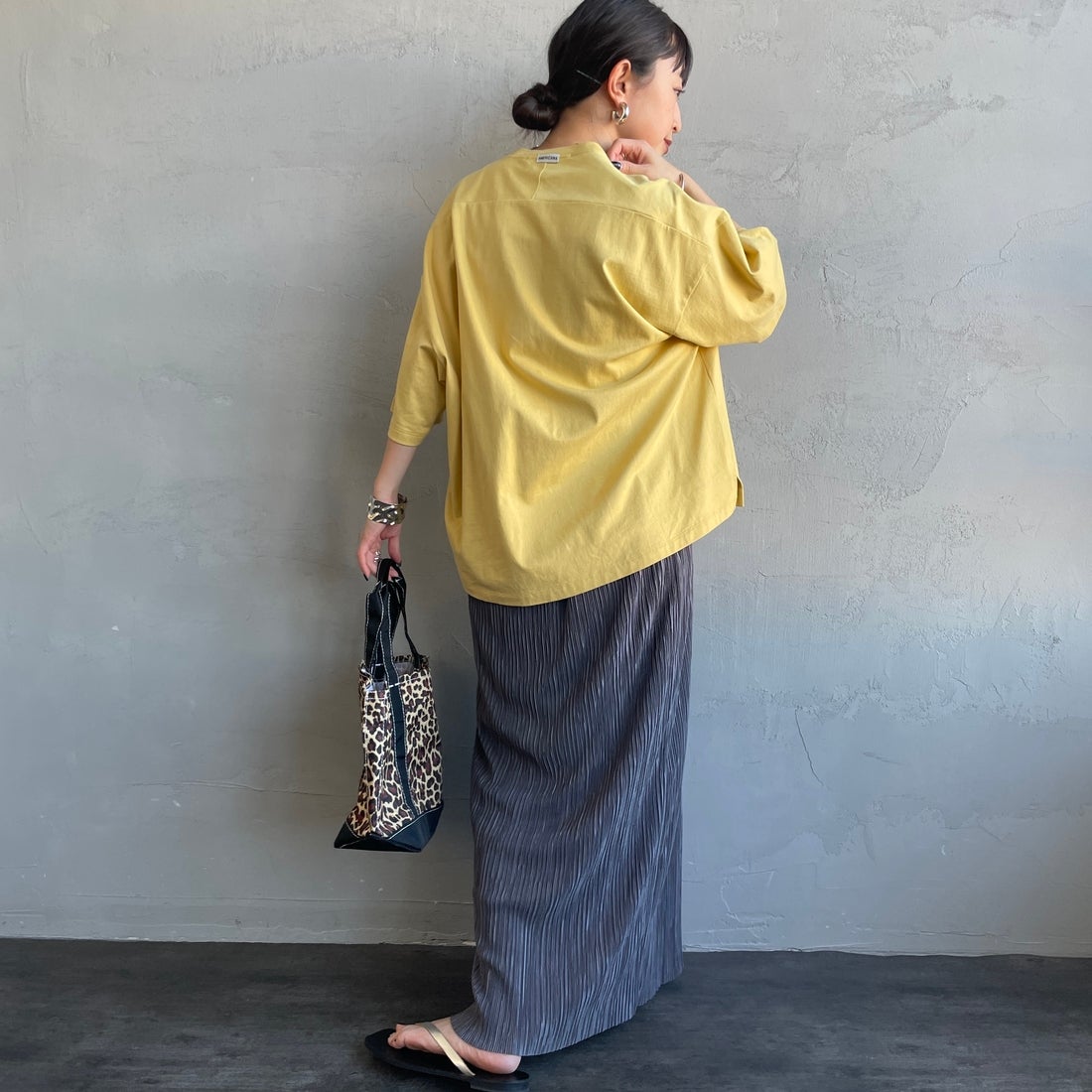 Americana × JEANS FACTORY [アメリカーナ × ジーンズファクトリー] 別注 AMRCN ショート丈フロッキープリントTシャツ [ASO-M-851-1-JF] ｲｴﾛｰ &&モデル身長：150cm 着用サイズ：ONE SIZE&&