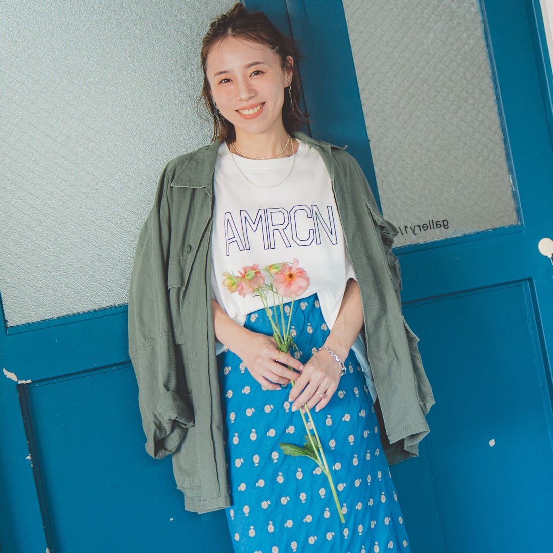 Americana × JEANS FACTORY [アメリカーナ × ジーンズファクトリー] 別注 AMRCN ショート丈フロッキープリントTシャツ [ASO-M-851-1-JF] ｵﾌﾎﾜｲﾄ &&モデル身長：153cm 着用サイズ：ONE SIZE&&