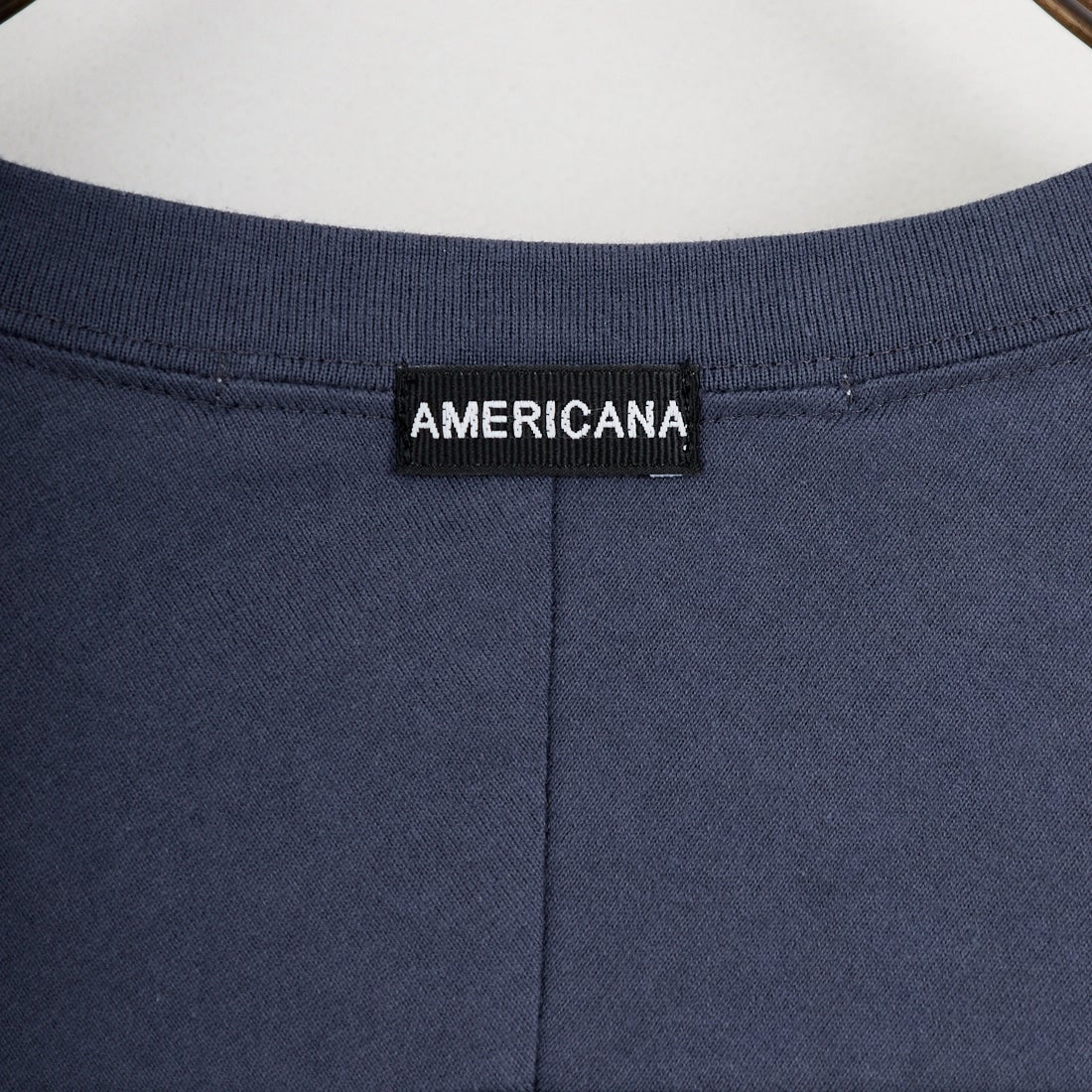 Americana × JEANS FACTORY [アメリカーナ × ジーンズファクトリー] 別注 AMRCN ショート丈フロッキープリントTシャツ [ASO-M-851-1-JF] ｽﾐｸﾛ