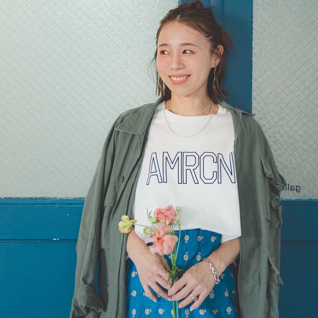 Americana × JEANS FACTORY [アメリカーナ × ジーンズファクトリー] 別注 AMRCN ショート丈フロッキープリントTシャツ [ASO-M-851-1-JF] ｵﾌﾎﾜｲﾄ &&モデル身長：153cm 着用サイズ：ONE SIZE&&