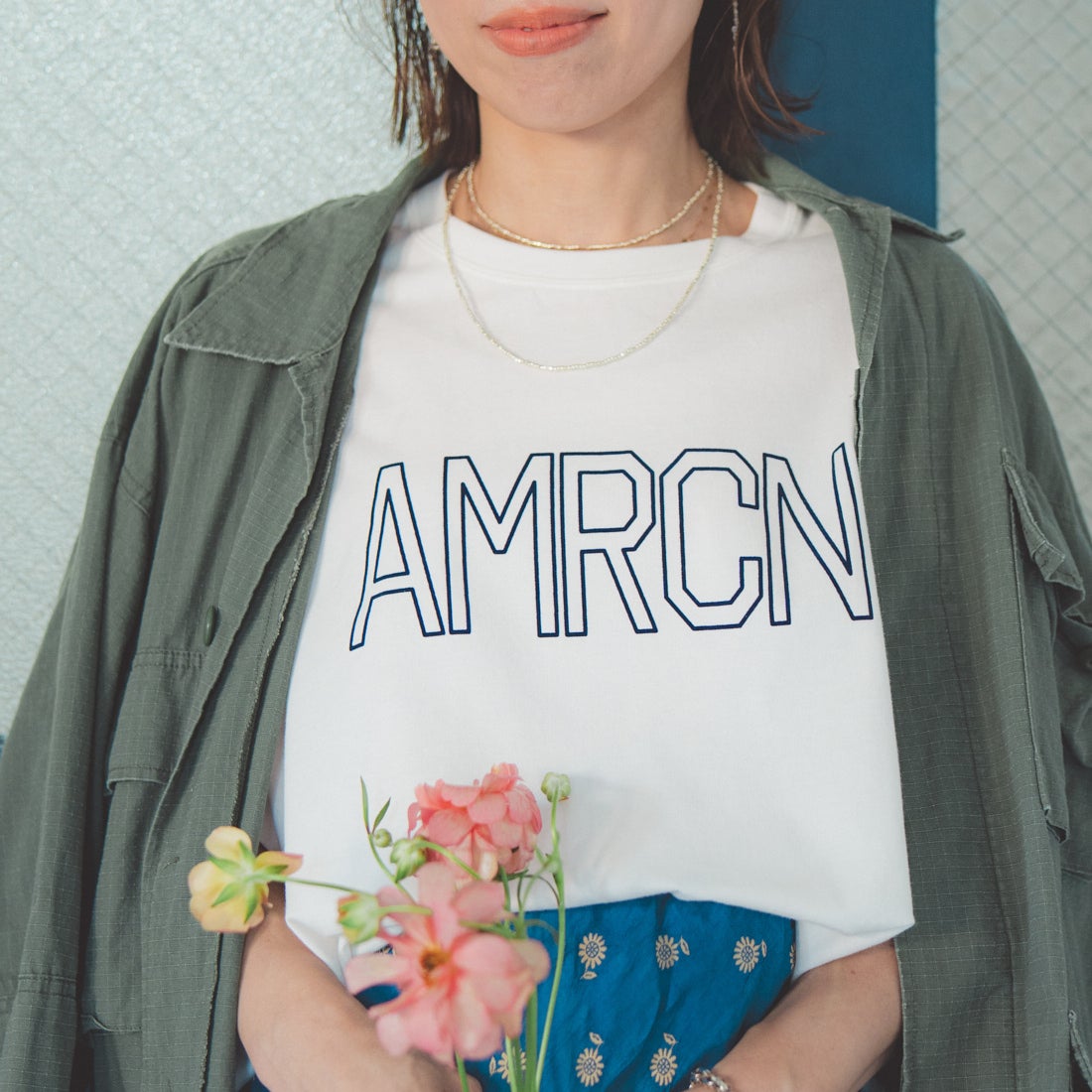 Americana × JEANS FACTORY [アメリカーナ × ジーンズファクトリー] 別注 AMRCN ショート丈フロッキープリントTシャツ [ASO-M-851-1-JF] ｵﾌﾎﾜｲﾄ &&モデル身長：153cm 着用サイズ：ONE SIZE&&
