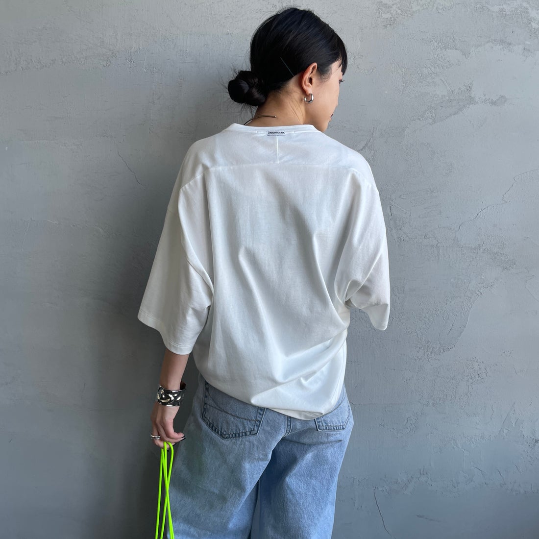 Americana × JEANS FACTORY [アメリカーナ × ジーンズファクトリー] 別注 AMRCN ショート丈フロッキープリントTシャツ [ASO-M-851-1-JF] ｵﾌﾎﾜｲﾄ &&モデル身長：150cm 着用サイズ：ONE SIZE&&