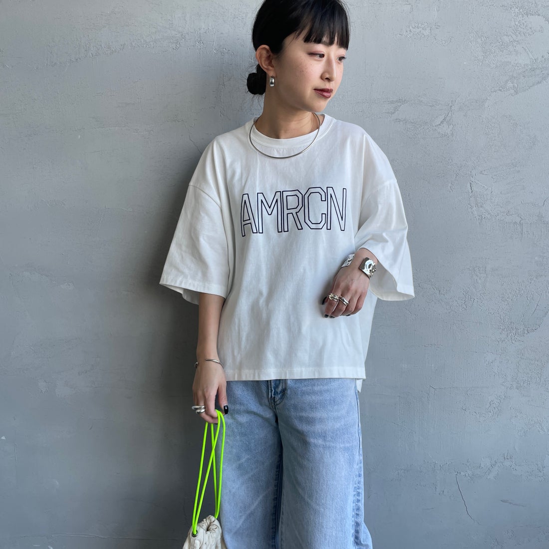 Americana × JEANS FACTORY [アメリカーナ × ジーンズファクトリー] 別注 AMRCN ショート丈フロッキープリントTシャツ [ASO-M-851-1-JF] ｵﾌﾎﾜｲﾄ &&モデル身長：150cm 着用サイズ：ONE SIZE&&