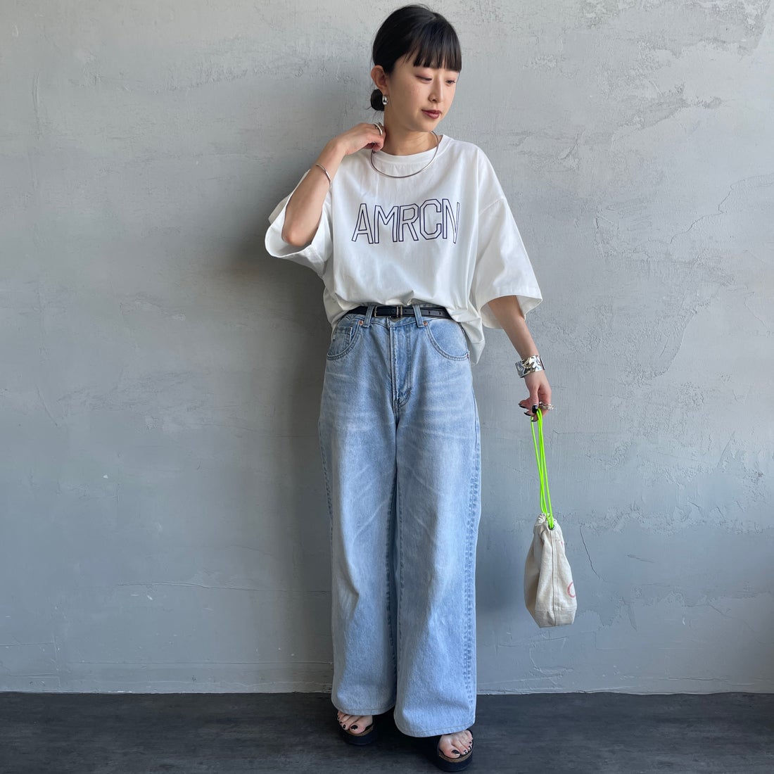 Americana × JEANS FACTORY [アメリカーナ × ジーンズファクトリー] 別注 AMRCN ショート丈フロッキープリントTシャツ [ASO-M-851-1-JF] ｵﾌﾎﾜｲﾄ &&モデル身長：150cm 着用サイズ：ONE SIZE&&