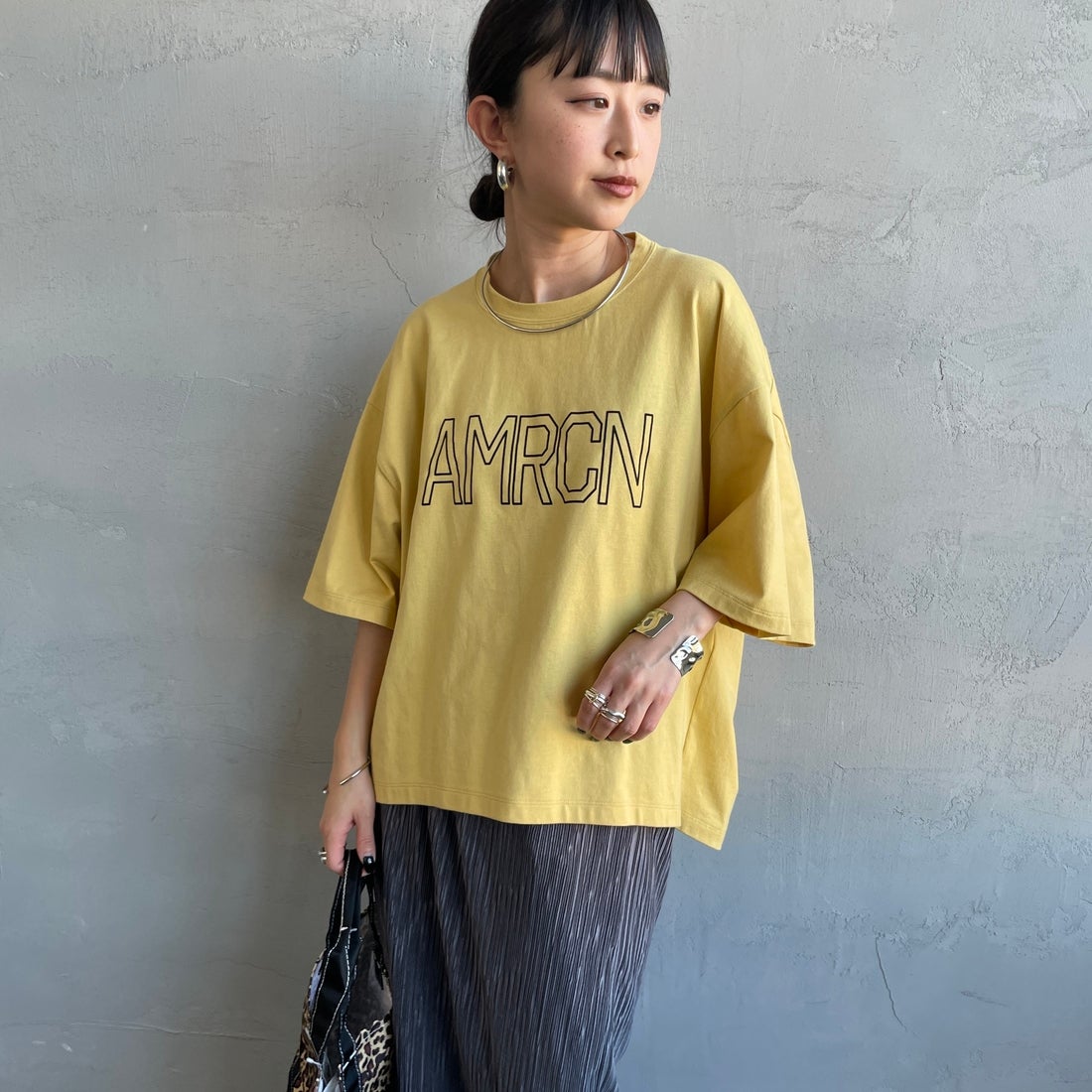 Americana × JEANS FACTORY [アメリカーナ × ジーンズファクトリー] 別注 AMRCN ショート丈フロッキープリントTシャツ [ASO-M-851-1-JF] ｲｴﾛｰ &&モデル身長：150cm 着用サイズ：ONE SIZE&&