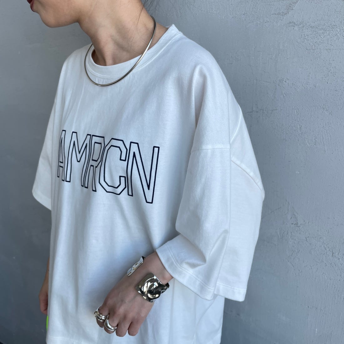 Americana × JEANS FACTORY [アメリカーナ × ジーンズファクトリー] 別注 AMRCN ショート丈フロッキープリントTシャツ [ASO-M-851-1-JF] ｵﾌﾎﾜｲﾄ &&モデル身長：150cm 着用サイズ：ONE SIZE&&