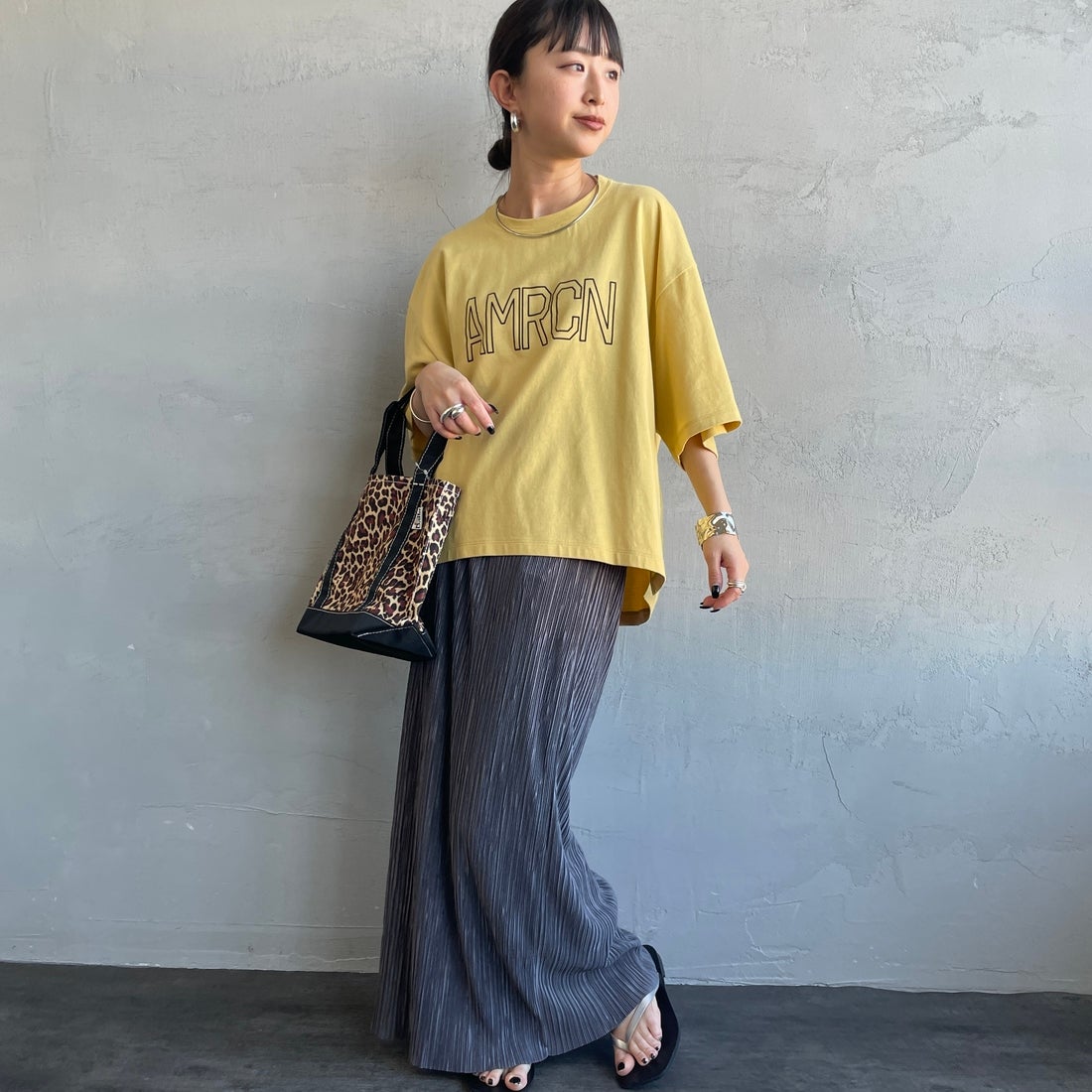Americana × JEANS FACTORY [アメリカーナ × ジーンズファクトリー] 別注 AMRCN ショート丈フロッキープリントTシャツ [ASO-M-851-1-JF] ｲｴﾛｰ &&モデル身長：150cm 着用サイズ：ONE SIZE&&