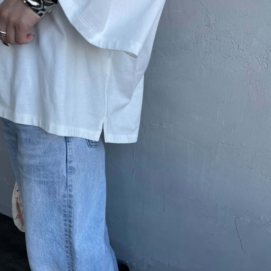 Americana × JEANS FACTORY [アメリカーナ × ジーンズファクトリー] 別注 AMRCN ショート丈フロッキープリントTシャツ [ASO-M-851-1-JF] ｵﾌﾎﾜｲﾄ &&モデル身長：150cm 着用サイズ：ONE SIZE&&