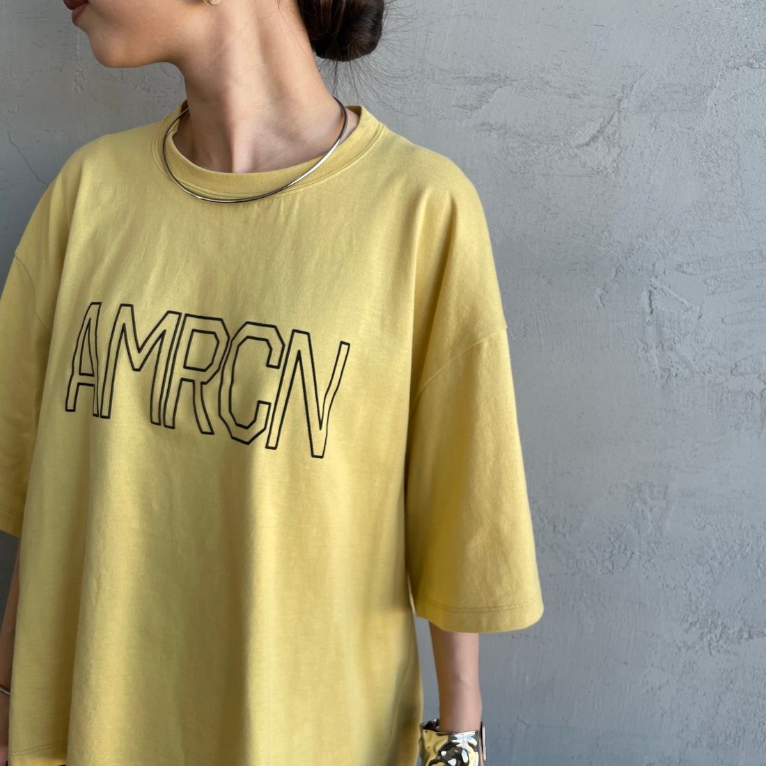 Americana × JEANS FACTORY [アメリカーナ × ジーンズファクトリー] 別注 AMRCN ショート丈フロッキープリントTシャツ [ASO-M-851-1-JF] ｲｴﾛｰ &&モデル身長：150cm 着用サイズ：ONE SIZE&&