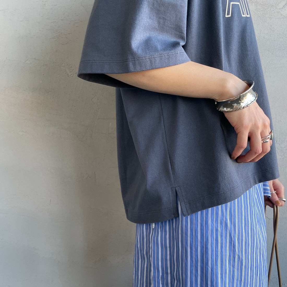 Americana × JEANS FACTORY [アメリカーナ × ジーンズファクトリー] 別注 AMRCN ショート丈フロッキープリントTシャツ [ASO-M-851-1-JF] ｽﾐｸﾛ &&モデル身長：158cm 着用サイズ：ONE SIZE&&