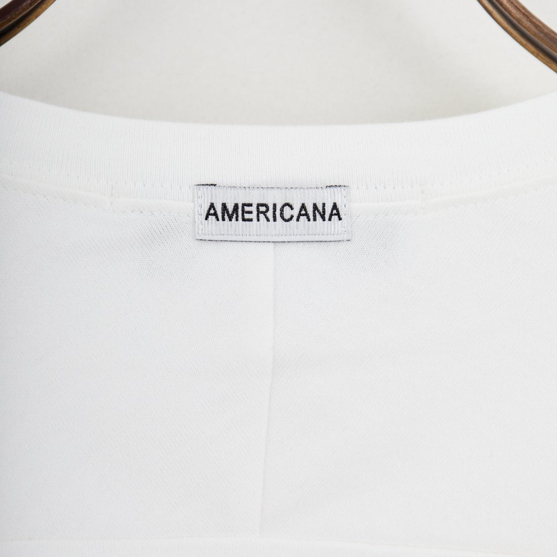 Americana × JEANS FACTORY [アメリカーナ × ジーンズファクトリー] 別注 AMRCN ショート丈フロッキープリントTシャツ [ASO-M-851-1-JF] ｵﾌﾎﾜｲﾄ